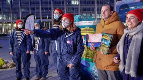 Alineado con quienes demonizan al arrastre de fondo, el eurocomisario Sinkevicius posó en Bruselas con miembros de las oenegés y con el libro que los convierte a él y a Timmermans en protagonistas del libro «La aventura oceánica de Frans y Virginijus»