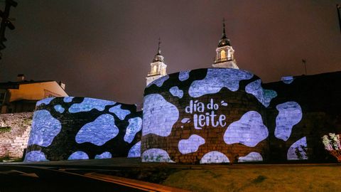 La Porta de Santiago se vistió de vaca