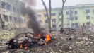 Un coche arde en medio de la destrución en el hospital infantil de Mariúpol por un bombardeo ruso.