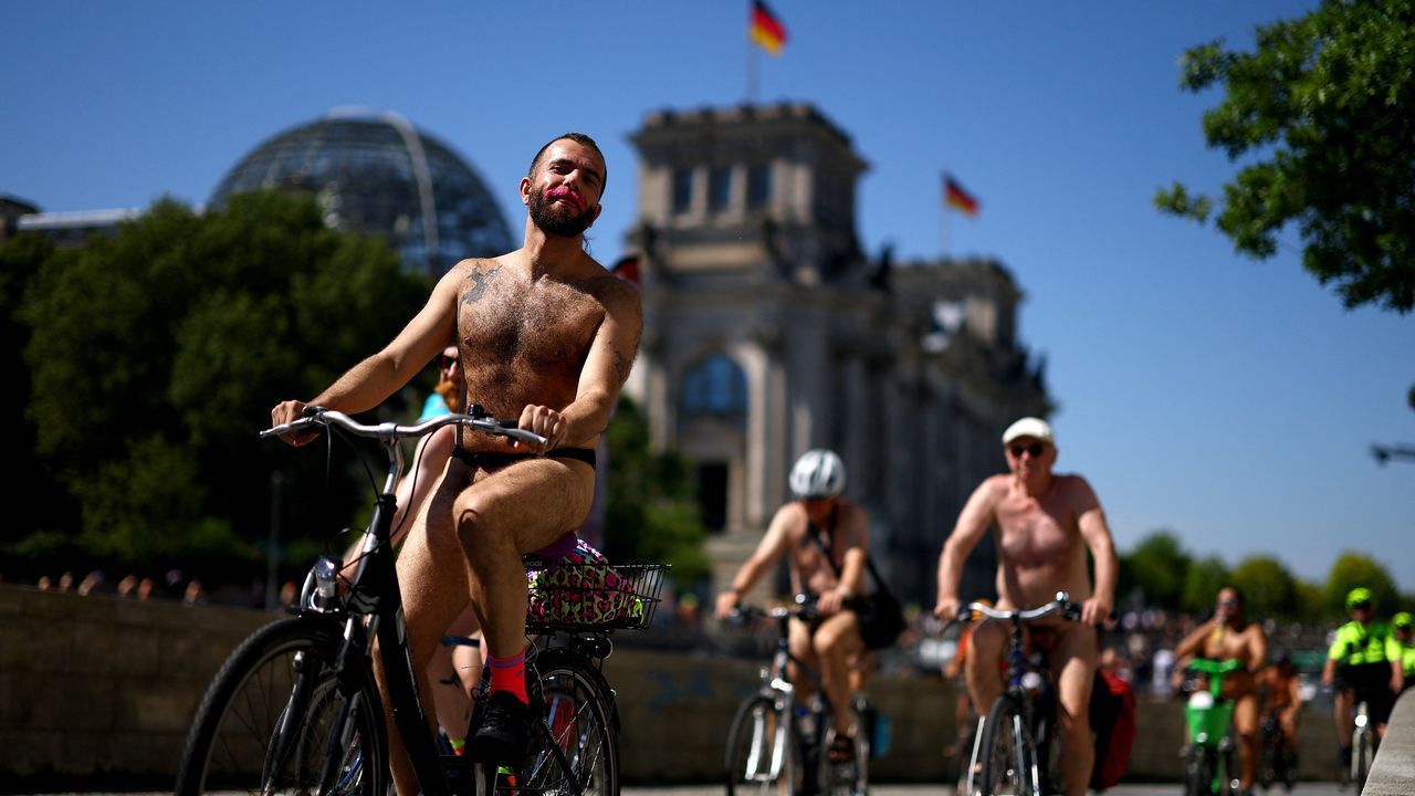 Protesta de ciclistas nudistas en pleno coraz�n de Berl�n.Truchas muertas encontradas por los vecinos en el agua enlodada del r�o Sold�n