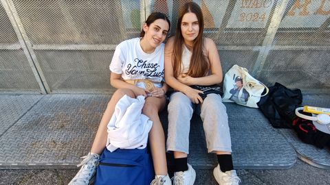 Nuria y Daniela, dos jvenes de 20 y de 14 aos que esperan sentadas desde primera hora de la tarde para garantizarse la primera fila en la actuacin de lex Mquez y de lvaro Mayo.