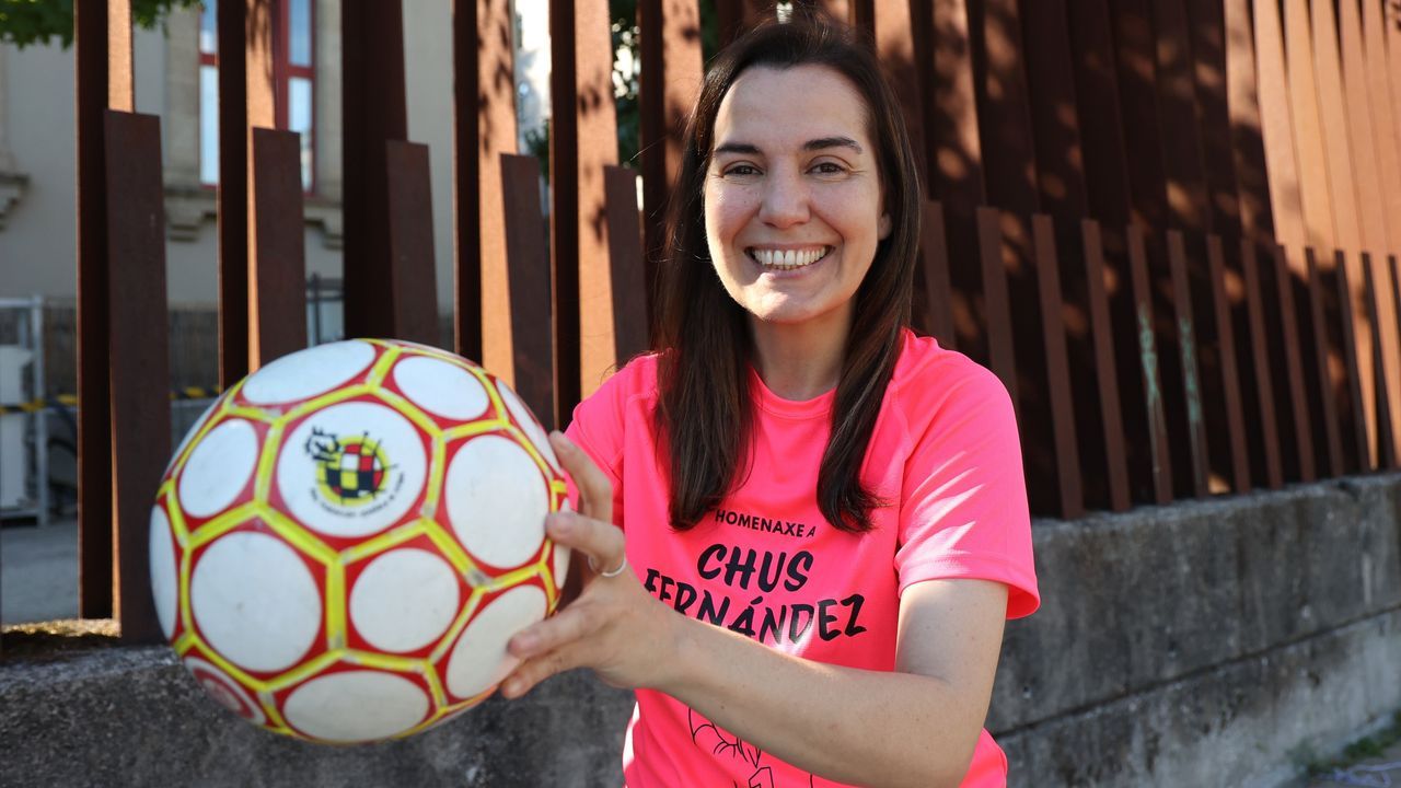 La santiaguesa Chus Fern�ndez Chao, en la Praza da Constituci�n, cerca de donde vive y trabaja. Ella empez� a jugar al f�tbol sala cuando tendr�a unos 12 a�os en su colegio, La Salle. Pas� luego por las filas del Don Bosco y San Marcos. Y, desde el 2008, est� ligada a la club deportivo A Gaiola, en donde fue en su d�a portera, entrenadora y ahora presidenta.