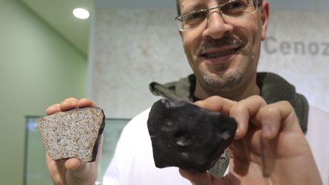 A la izquierda, el meteorito de Traspena que se encuentra en Santiago. La otra mitad se expondrá en Baralla. A la derecha, una recreación de la piedra completa