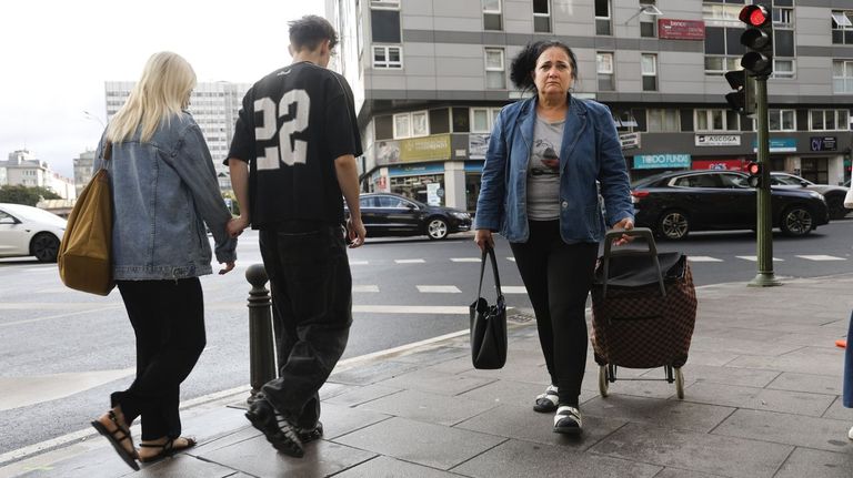La solidaridad arropa a la familia que perdió su casa en el incendio del patinete eléctrico en A Coruña