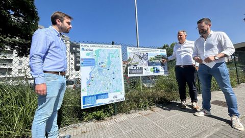 Rafa Domnguez present la propuesta de creacin de nuevos estacionamientos acompaado de Iago Acua y Pablo Fernndez