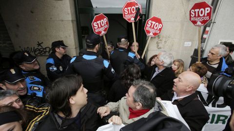 Policía y activistas de Stop Desahucios en el desahucio de una mujer en Ourense. 