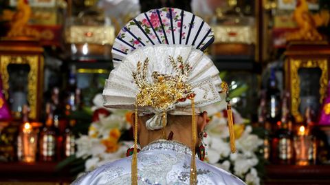 Un sacerdote oficia una ceremonia en el templo Lanh Giang de Ha Nam (Vietnam).