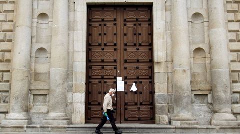 Las dos puertas retiradas son el acceso principal a la iglesia de los Escolapios y miden unos cinco metros de altura