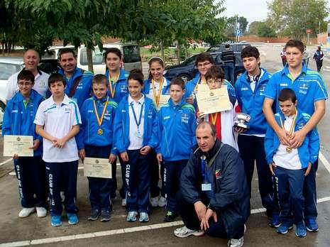 Los tiradores lucenses posan tras participar en el campeonato