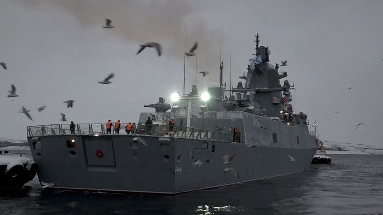 El Ministerio de Defensa ruso difundió imágenes de la fragata Almirante de la Flota de la Unión Soviética Gorshkov saliendo de la base naval de Severomorsk.