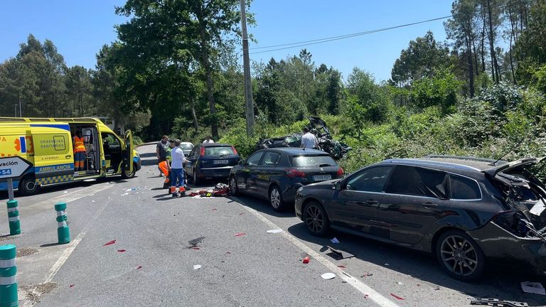 Muere una mujer y resulta herido muy grave un hombre en una colisión frontal entre dos turismos en O Carballiño