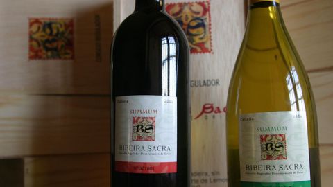 Botellas de vino con el sello identificativo de la denominacin de origen Ribeira Sacra