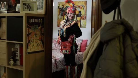 Montse, de los Kilomberos, mostrando sus galas del carnaval en su domicilio