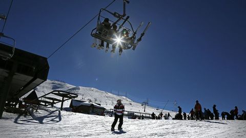 El buen tiempo ha permitido que muchos esquiadores se hayan desplazado el fin de semana a las pistas de esqu