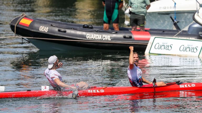 Los campeones del mundo de maratón en 2019 y 2021, Quentin Urban y Jeremy Candy, llegando a meta, este sábado en Ribadesella, tras ganar el Descenso del Sella