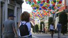 Decoración festiva con globos instalada en la calle Basanta Silva en las fiestas del 2022.