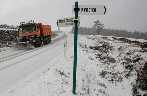 La nieve dificult la circulacin en algunas carreteras pontesas como en Monte Caxado.
