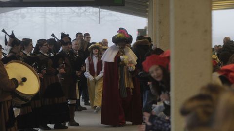 Baltasar llega a la estación de Monforte a los sones de la banda municipal de gaitas