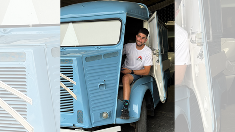 Edgar Alonso en su foodtruck La Loca
