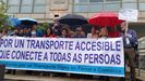 Imagen de archivo de la concentración de los usuarios del autobús en el Ayuntamiento de Ares.
