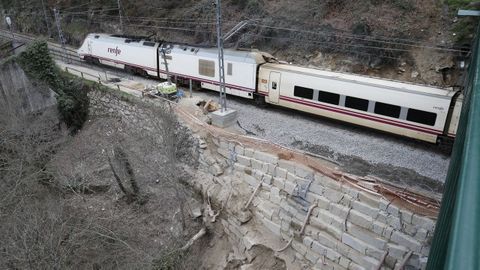 Tren pasando por la zona donde se produjo un derrumbe que oblig a cortar el trfico ferroviario en Frieira en el mes de marzo