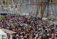 Imagen del pblico que visit la semana pasada el puerto debido a la Tall Ships Race.