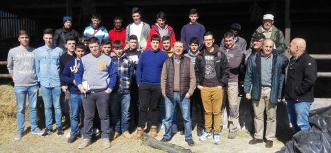 El grupo de Fonteboa, en una de las granjas que visitaron durante la jornada del lunes.