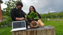Manuel y Luca, de Rebulidoiro Granxa Eco, muestran los productos ecolgicos de su huerta que mandan a toda Espaa. En Santiago y comarca los reparten ellos.