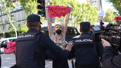Activistas de Femen protestan a las puertas del colegio San Agustín, donde tiene previsto votar Rocío Monasterio (Vox)