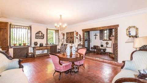 Interior de la casa de San Cucao (Llanera) que vende la familia Franco