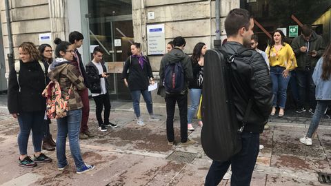 Un grupo de alumnos, delante del edificio del Conservatorio Superior de Música de Oviedo, en una imagen de archivo