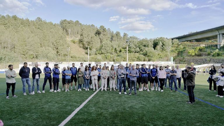 La recepción del alcalde y de la corporación a la Unión Deportiva Barbadás por su ascenso tuvo lugar en el campo de Os Carrís.