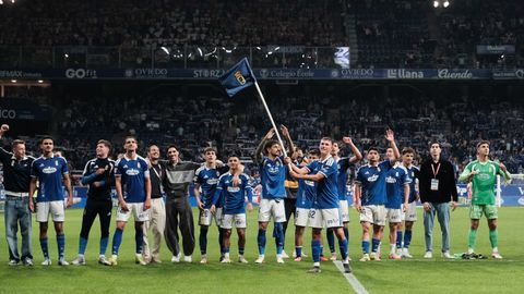 La plantilla del Real Oviedo celebra el triunfo en el derbi asturiano, con Enzo P�rez portando el bander�n