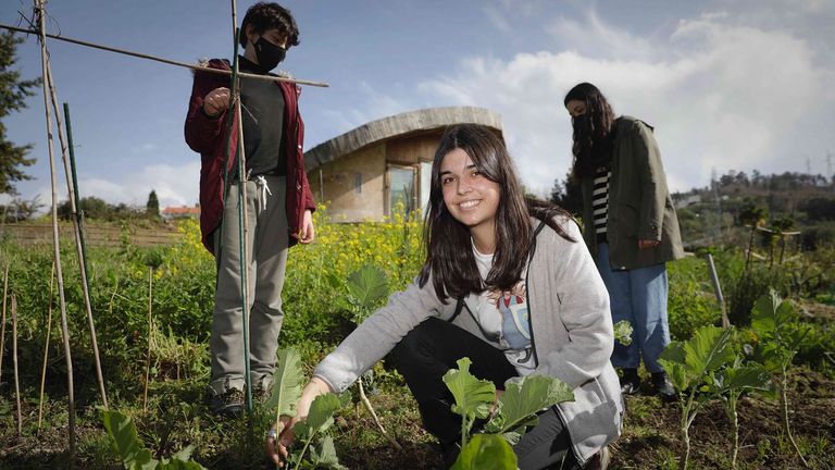 Eva Paola Bermúdez tiene 24 años, es estudiante del máster de Políticas Sociais de la UDC y a la vez trabaja como transportista en una microempresa de la familia. En la foto, con sus hermanos, Manuel y Rebeca, en la huerta que cultiva en el campus de Elviña