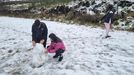 Varios jóvenes aprovecharon los primeros copos de nieve caídos en O Caxado (As Pontes) para hacer un muñeco