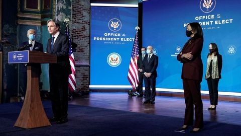 Joe Biden y Kamala Harris escuchan la intervención del nuevo secretario de Estado de EE.UU., Anthony Blinken