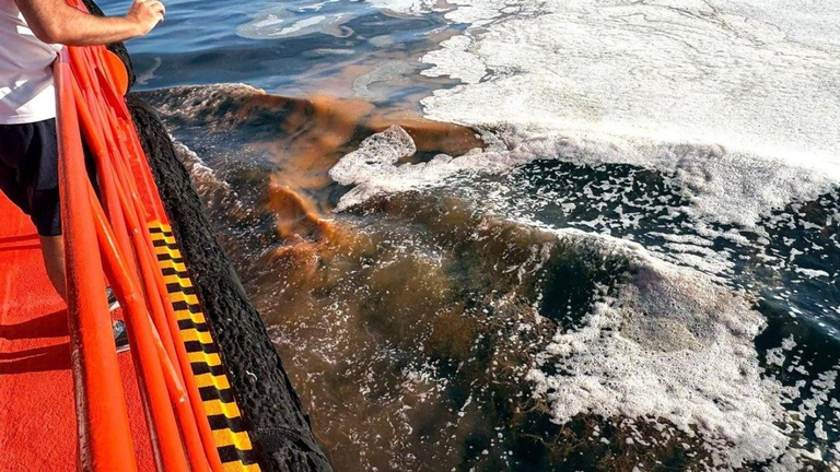 Una enorme mancha hace saltar las alarmas en la ría de Vigo: no era gasoil, sino mar de ardora