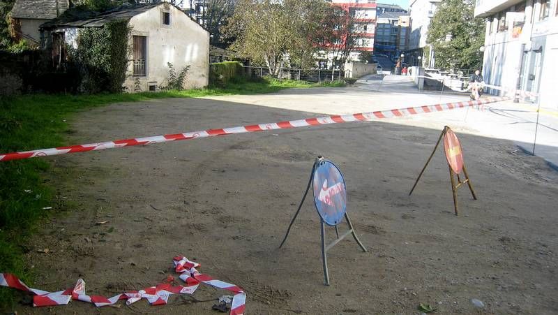 Fanfarria Taquikardia interpreta �A las barricadas� en la procesi�n de San Marti�o.La casa pr�ximo al molino del Toleiro, izquierda, ser� de las primerase en ser derribada