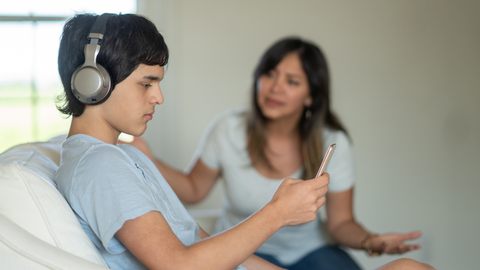 El trastorno explosivo intermitente se caracteriza por fuertes crisis de ira y es frecuente en la adolescencia.