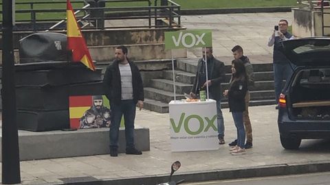 Cuatro simpatizantes de Vox, junto a la mesa que montaron frente a El Miln, antes del altercado 