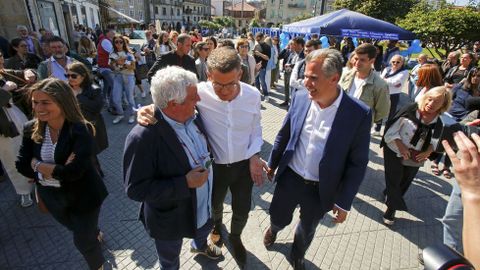Alberto Nuez Feijoo pasea con  el candidato del PP Rafa Domnguez por las calles de Pontevedra