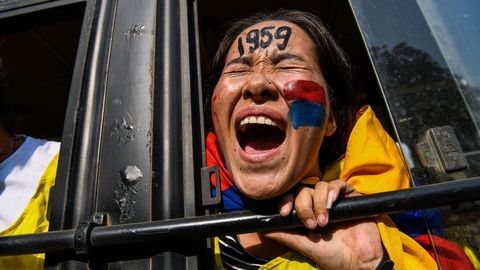 Una joven tibetana exiliado grita consignas desde un autobs de la polica mientras protesta contra una visita de lderes chinos a la India en Nueva Delhi 