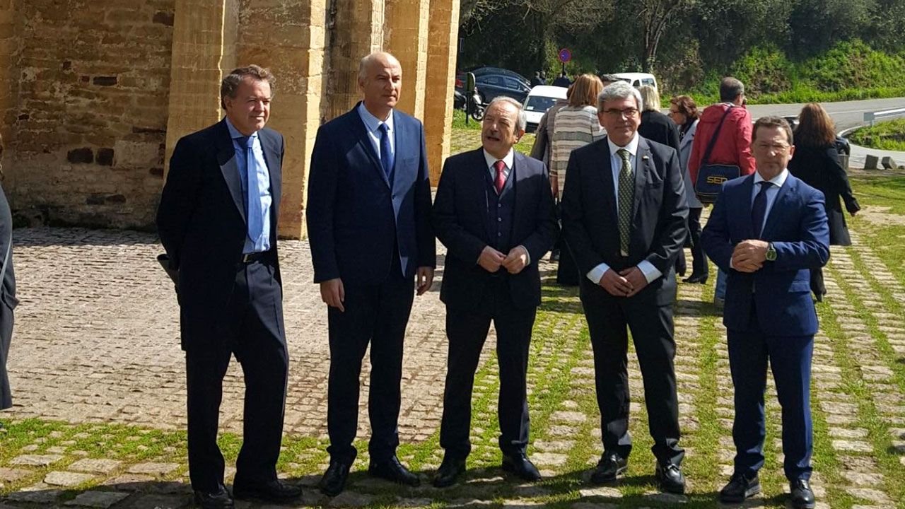 Autoridades en la presentación del proyecto de restauración de las pinturas murales de San Miguel de Lillo
