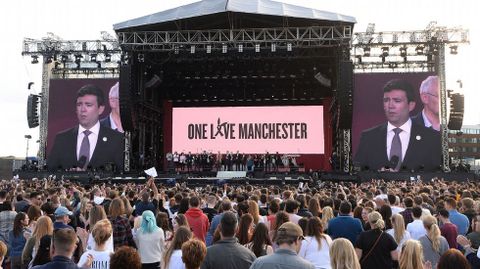 El alcalde de Manchester, Andy Burnham, durante su intervención al comienzo del concierto