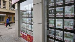 Anuncios de venta de pisos en una inmobiliaria de Ferrol, en foto de archivo