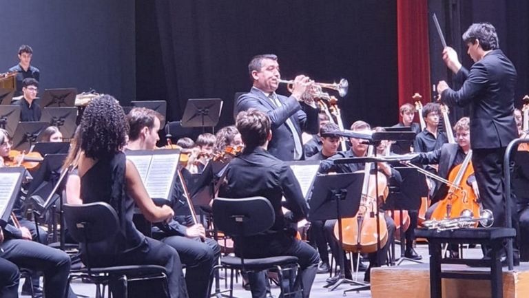 El trompetista Pacho Flores, en un momento de su intervención con la Orquesta Joven de la Sinfónica, dirigida por José Luis Gómez.