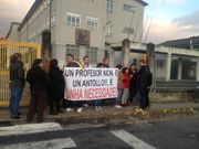 Madres y padres, esta ma�ana, en la entrada del Vilar Ponte