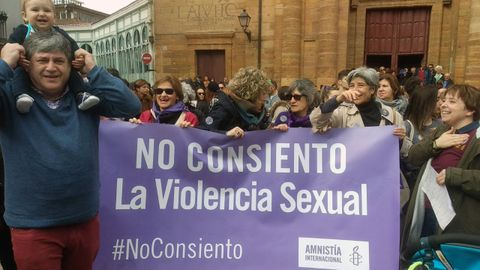 Multitudinaria concentración del 8-M, en la plaza del Ayuntamiento de Oviedo