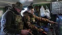 Dos soldados ucranianos operan un dron de reconocimiento en el Dombás.