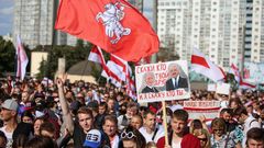 Decenas de miles de manifestantes avanzaron pacficamente este domingo hacia el centro de Minsk en una nueva marcha de protesta contra Lukashenko